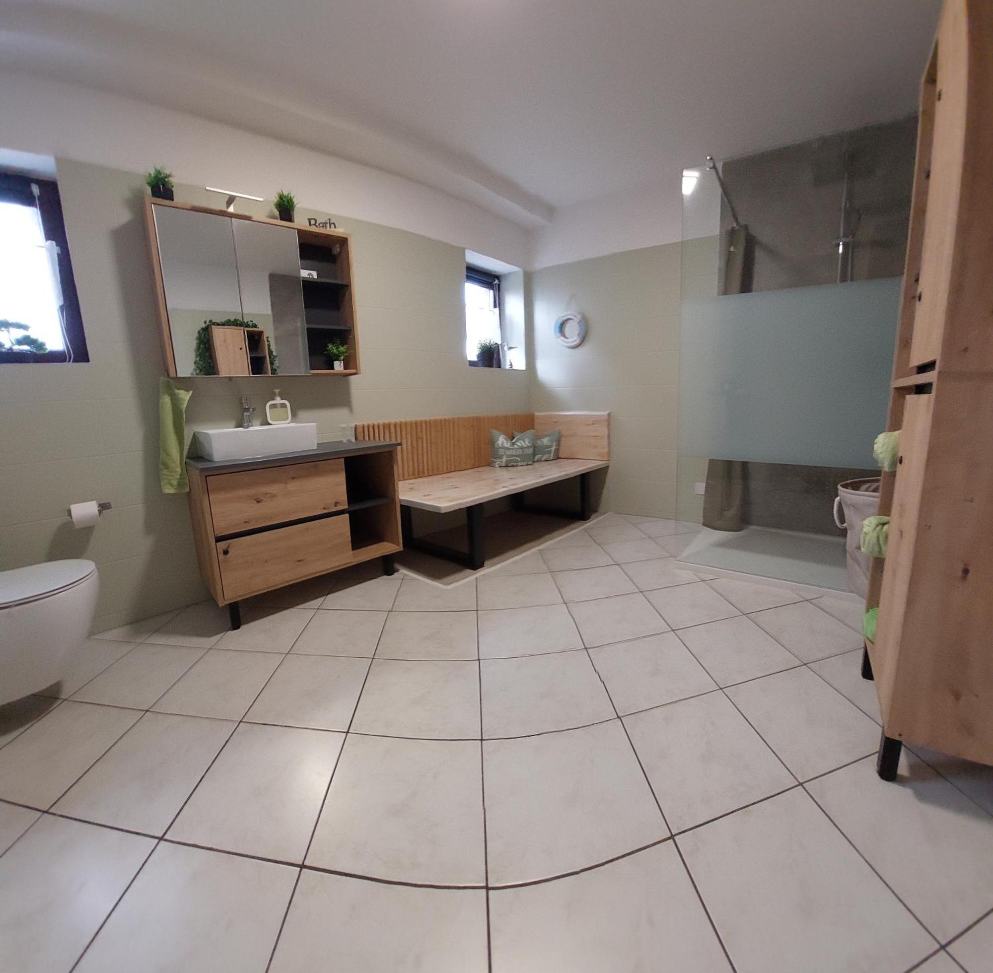 Ganze Ferienwohnung 5 Km Von Erfurt, Mit Kaffeevollautomat, Tv, Wlan, Boxspringbett, Schlafsofa Und Einkaufsmoeglichkeiten, Sehr Gute Anbindung Zur A71 Und A4, Kostenloser Oeff Parkplatz Fuer Pkw Und Transporter Elxleben Buitenkant foto